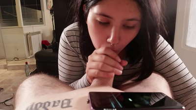 Zadirkujem svoju polusestru dok ona gleda Disney [Cum]